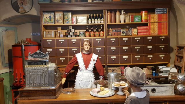 EIn kleines Museum mitten in einem Souvenirladen. Gänzlich unerwartet mit freiem Eintritt und sehr liebevoll gestaltet.