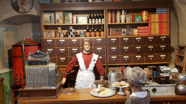 EIn kleines Museum mitten in einem Souvenirladen. Gänzlich unerwartet mit freiem Eintritt und sehr liebevoll gestaltet.