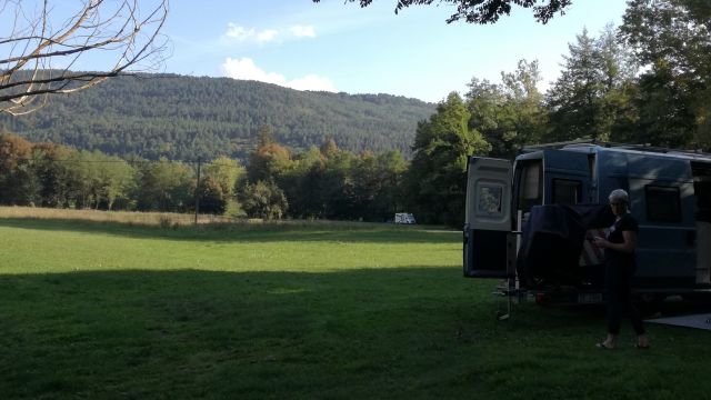 Ja...es war wirklich so leer, als wir ankamen. Es sollten an diesem Abend noch so ca. 10 Womos/Zelte werden.