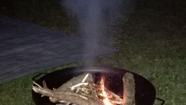 Feuerschale beim Anfeuern