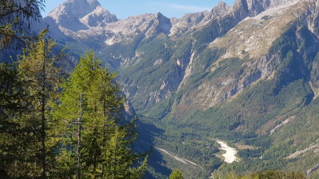 Blick von oben auf die Berge ringsum