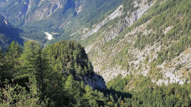 Blick von oben auf die Berge ringsum