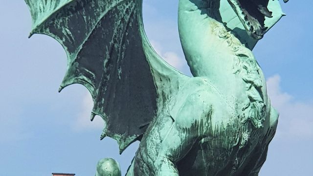 Die berühmten Drachen auf der Drachenbrücke