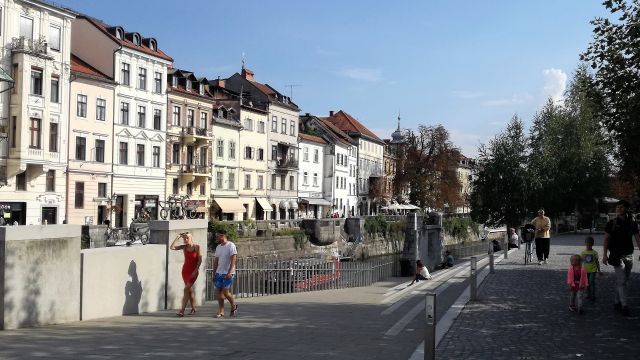 Die Kneipenstrasse am Fluss