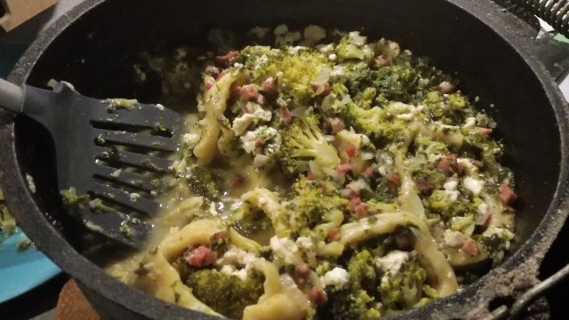 Ähnlich wie die Krautkrapfen, diesmal aber mit Broccoli und Schafskäse