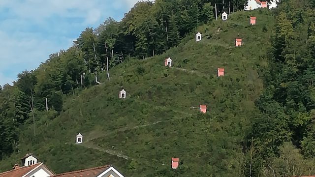 Sehr interessant angelegter Kreuzweg