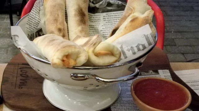 Gerollter Pizzateig zwei gefüllt mit Lachs, zwei mit Käse und zwei mit Chilli-con-carne