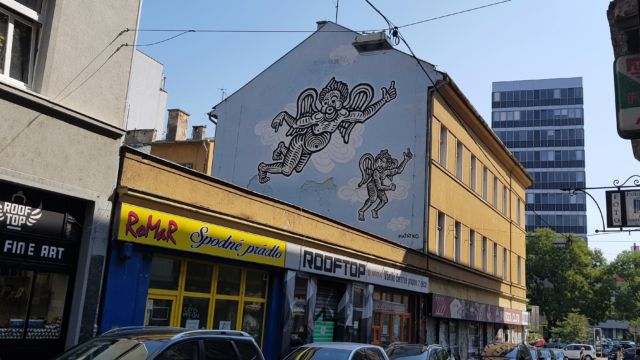 Unten ein Graffiti - Laden