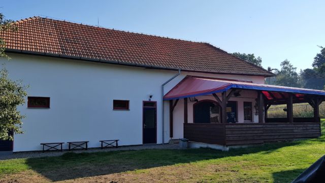Sehr schöne Sanitäranlagen, eine absolut nette Kneipe mit Terrasse/Biergarten