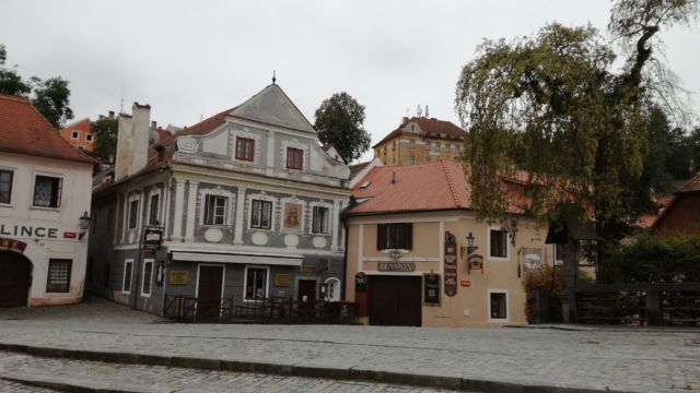 Nette Kneipe von aussen. Sehr schöne Häuser.