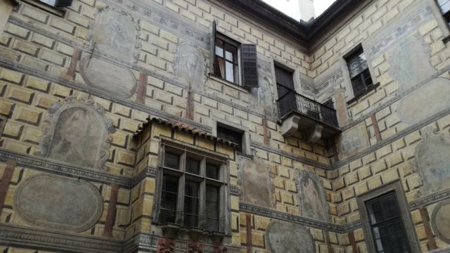 Innenhof der Burg mit süssen kleinen Balkonen und üppiger Bemalung