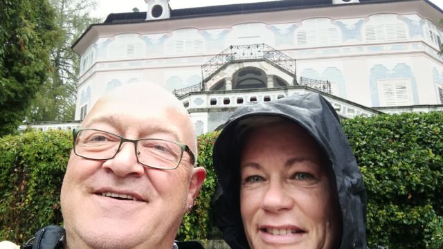 Ein Selfie bei Regen vor der Theaterkulisse musste sein