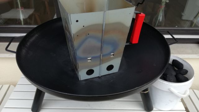 Anzündkamin auf Feuerschale