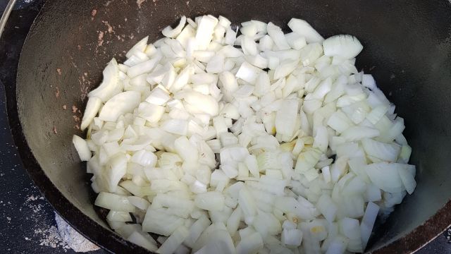 Zwiebeln anschwitzen