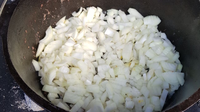 Zwiebeln anschwitzen