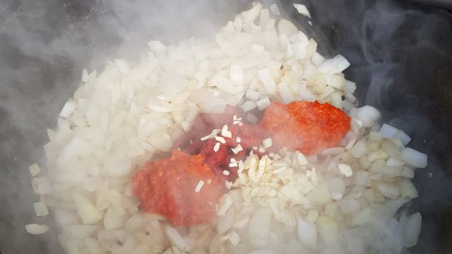 Ajvar, Tomatenmark und Knoblauch dazu