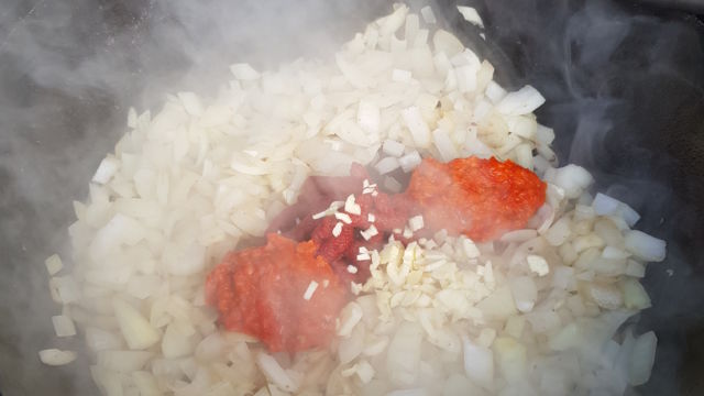 Ajvar, Tomatenmark und Knoblauch dazu