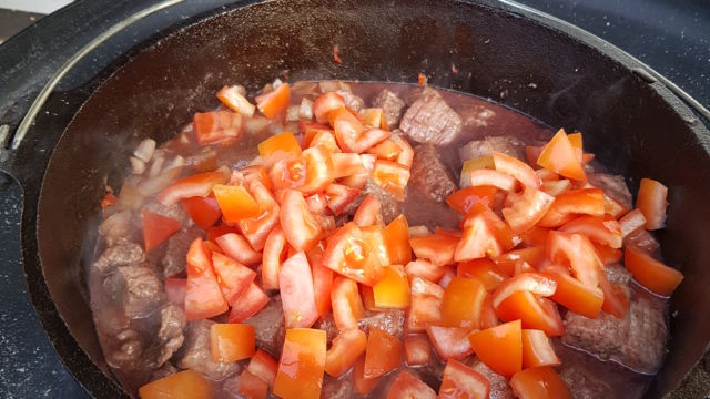 Fleisch, Tomaten, Wein und Brühe dazu