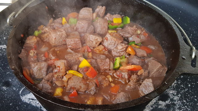 Paprika, Rest Wein und Brühe dazu