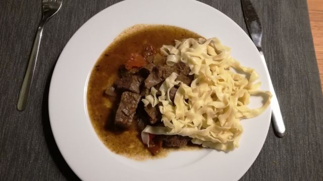 Das Gulasch mit Nudeln