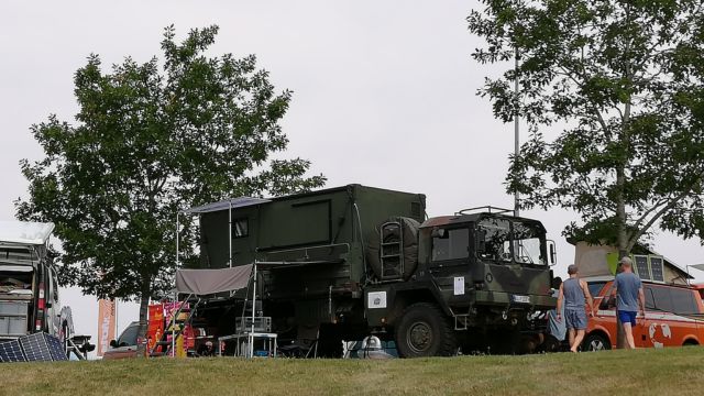 Echt krasses Teil..eigene Terrasse, quasi einen Vorgarten für die Sitzgruppe ... Wenn der Spritverbrauch nich wäre, dann hätte das was ... Aber wohl auch keine Stehhöhe innen :-(