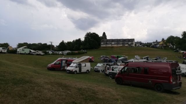 Irgendwo da mittendrin stehen wir ...