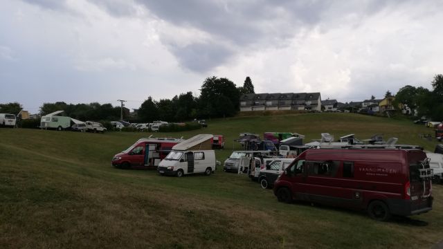 Irgendwo da mittendrin stehen wir ...