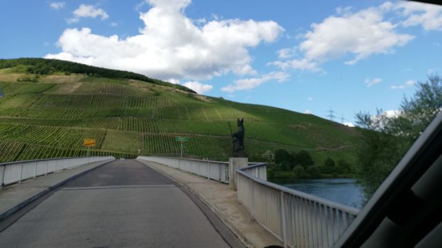 Bei Longuich dann über die Mosel