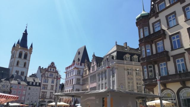 Der Trierer Hauptmarkt mit der Steipe
