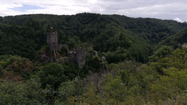 Blick auf die Unterburg von unterwegs zur Oberburg