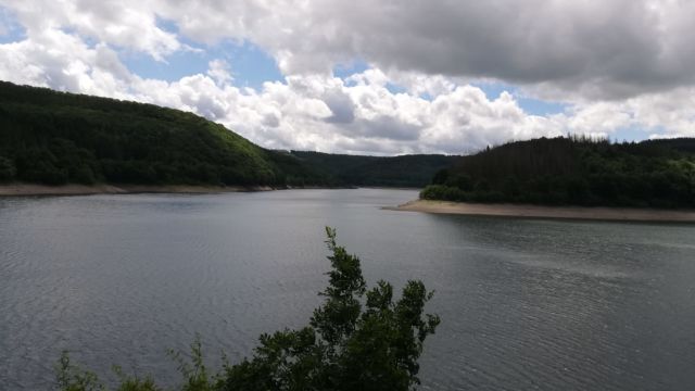 Weite Seenlandschaft, aber irgendwie dann anscheinend sehr wenig Wasser im Stausee