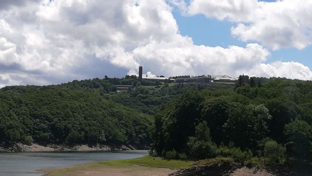 Blick von der Urfttalsperre auf die Anlage