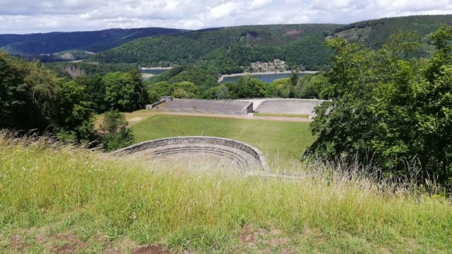 Blick von oben auf die Thingstätte und weiter unten die Sportanlagen