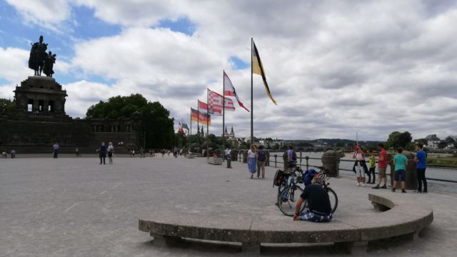 Viele Flaggen, viele Touris, viel Geschichte