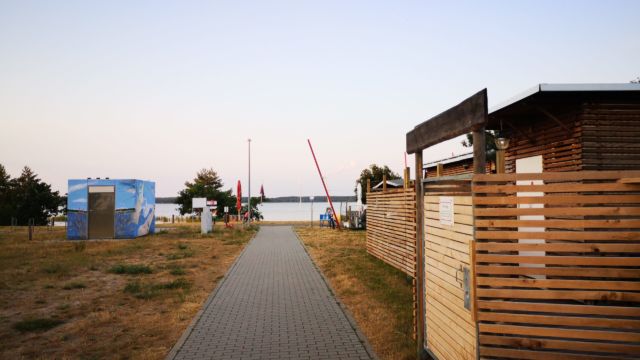 Blick auf den See, nebenbei der Sanitärbereich