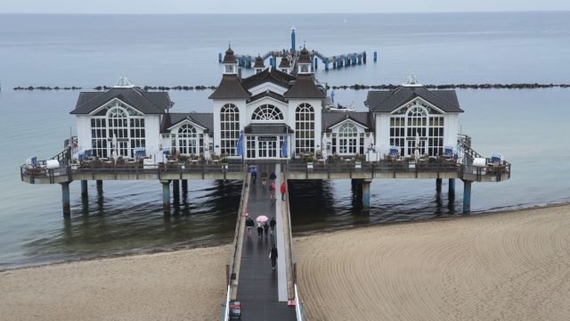 Die aktuelle Seebrücke in Sellin mit dem Fahrstuhl in die See