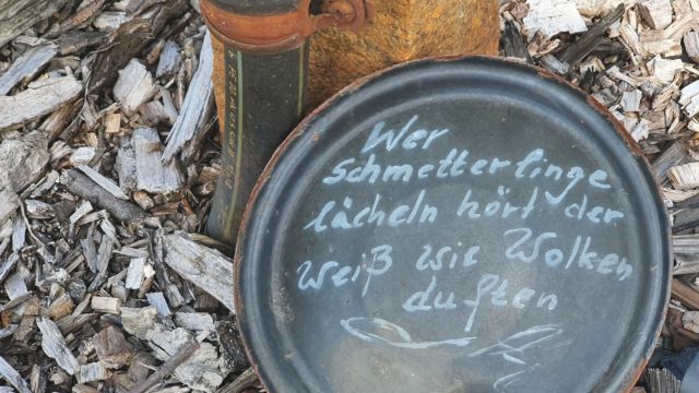 Pfanne mit Sprüchen