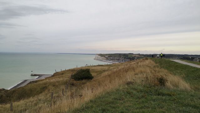 Blick von oben an den Klippen entlang