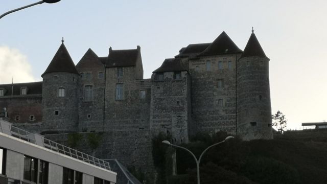 Ein Blick auf die Burg von Dieppe von unten.