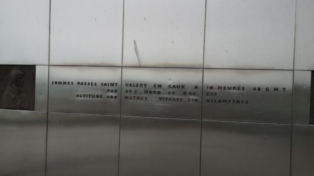 Gedenktafel an einem "Fliegerdenkmal"