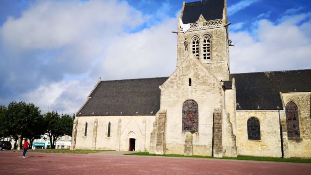 An dieser Kirche hing während der Invasion ein Fallschirmspringer fest und überlebte...