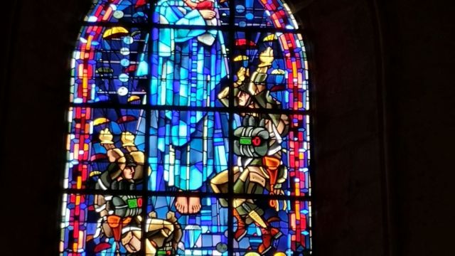 ...was sich mittlerweile auch in den Kirchenfenstern widerspiegelt