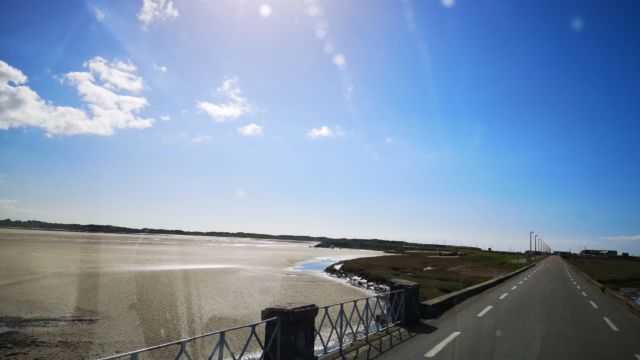 Strasse über die Bucht von Port-Bail