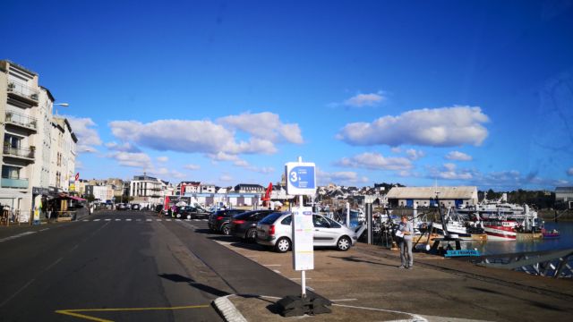 Lebhaftes Treiben im Hafen von Granville