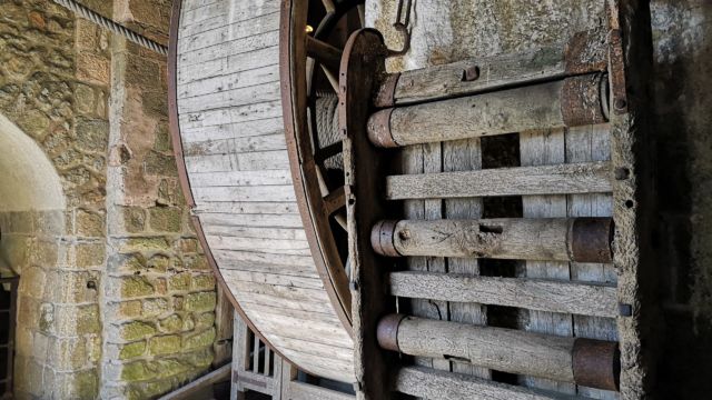 Und mit diesem Aufzug kamen die Waren per Holzschlitten hoch