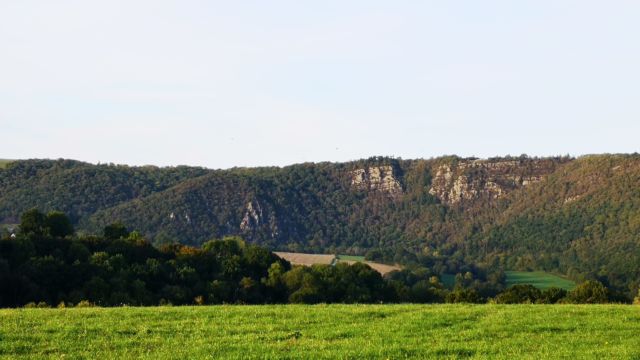 Man kann sie kaum erkennen, aber da waren mind. 5 Paraglider oberhalb der Felsen unterwegs
