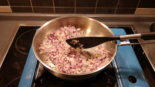 Zwiebeln und Knoblauch beim Anschwitzen