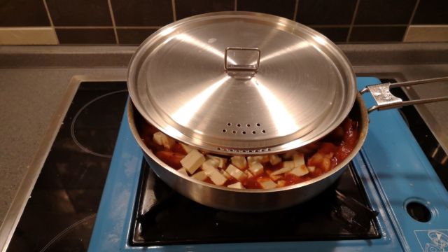 Käse drüber, Deckel drauf und 10 Min. schmoren/schmelzen lassen