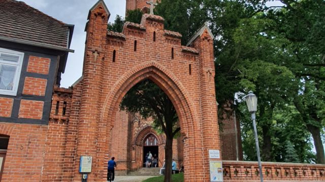 Sehr netter informativer Eingang zum Kirchengelände